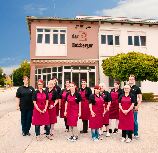Das Team der Bäckerei Reitberger vor der Hauptfiliale in Passau-Grubweg